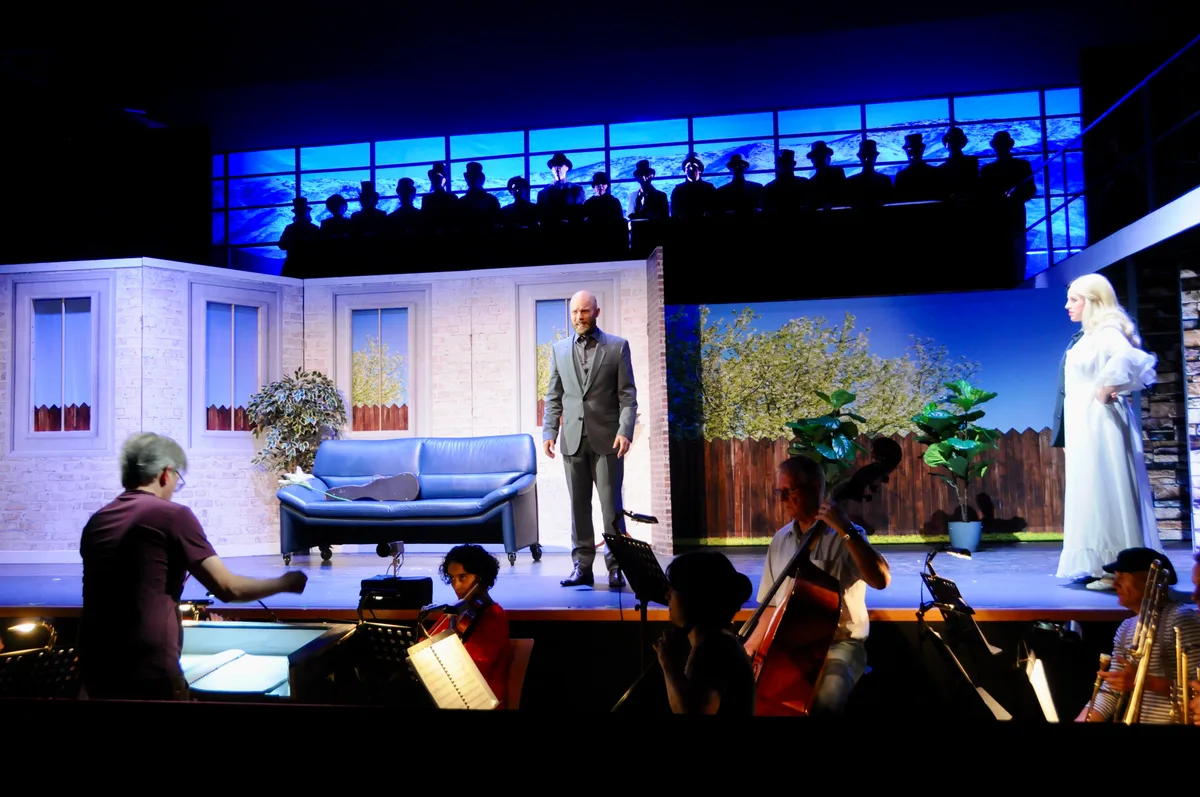 Man sieht Schauspieler auf der Operettenbühne.